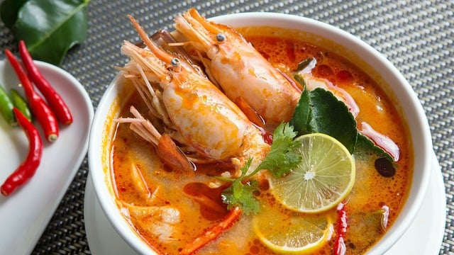 Tom Yum Kung, hay súp tôm cay, không chỉ là một món ăn khoái khẩu ở Thái Lan. Được chế biến từ sả, riềng, lá chanh Thái và ớt, món ăn này rất giàu chất chống oxy hóa. Một số nghiên cứu thậm chí còn cho thấy các loại thảo mộc trong món ăn này có thể giúp ức chế sự phát triển của tế bào ung thư. Thêm vào đó, nước dùng cay nồng còn giúp tăng cường trao đổi chất và làm sạch xoang.