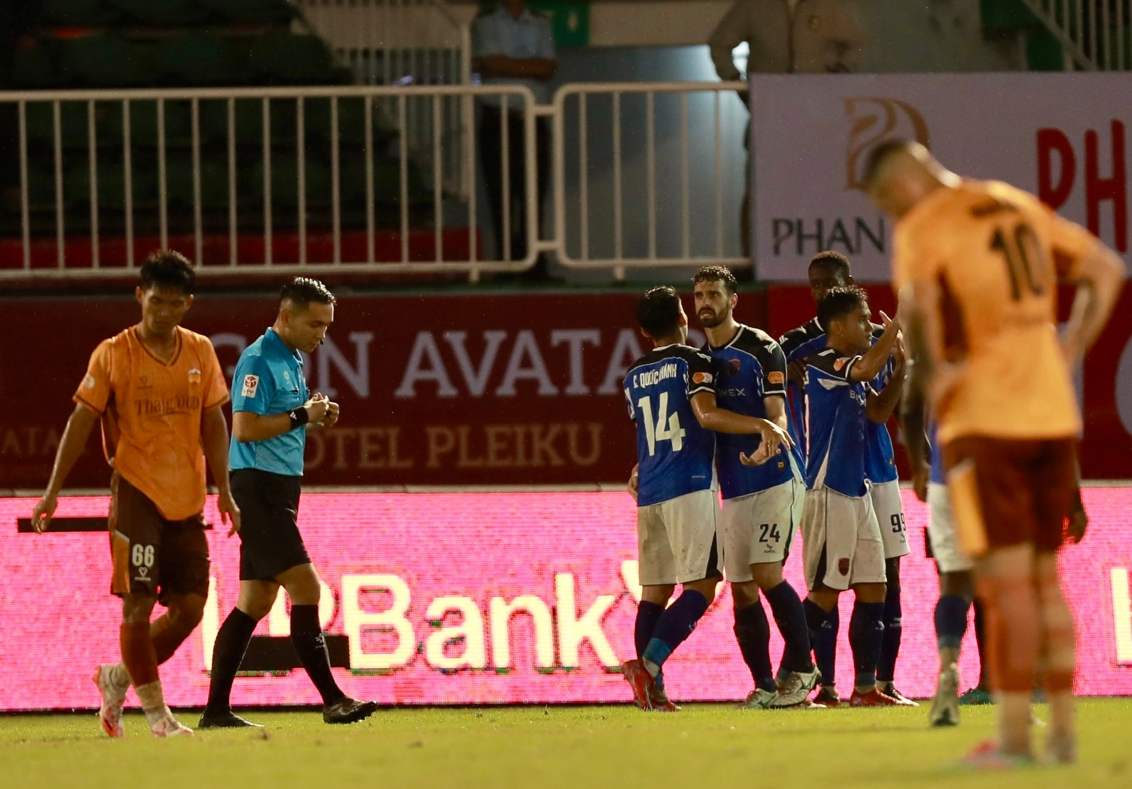 Bảng xếp hạng V-League: Bất ngờ lớn khi 4 cái tên mới ‘chễm chệ’ tốp 5, HAGL dưới đáy- Ảnh 3.