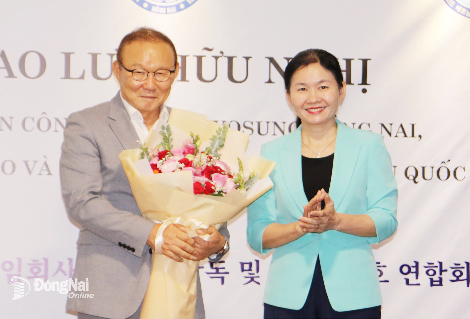 บริษัท ฮโยซองดงไน จำกัด และโค้ช ปาร์ค ฮังซอ ได้แลกเปลี่ยนมิตรภาพที่ดงไน