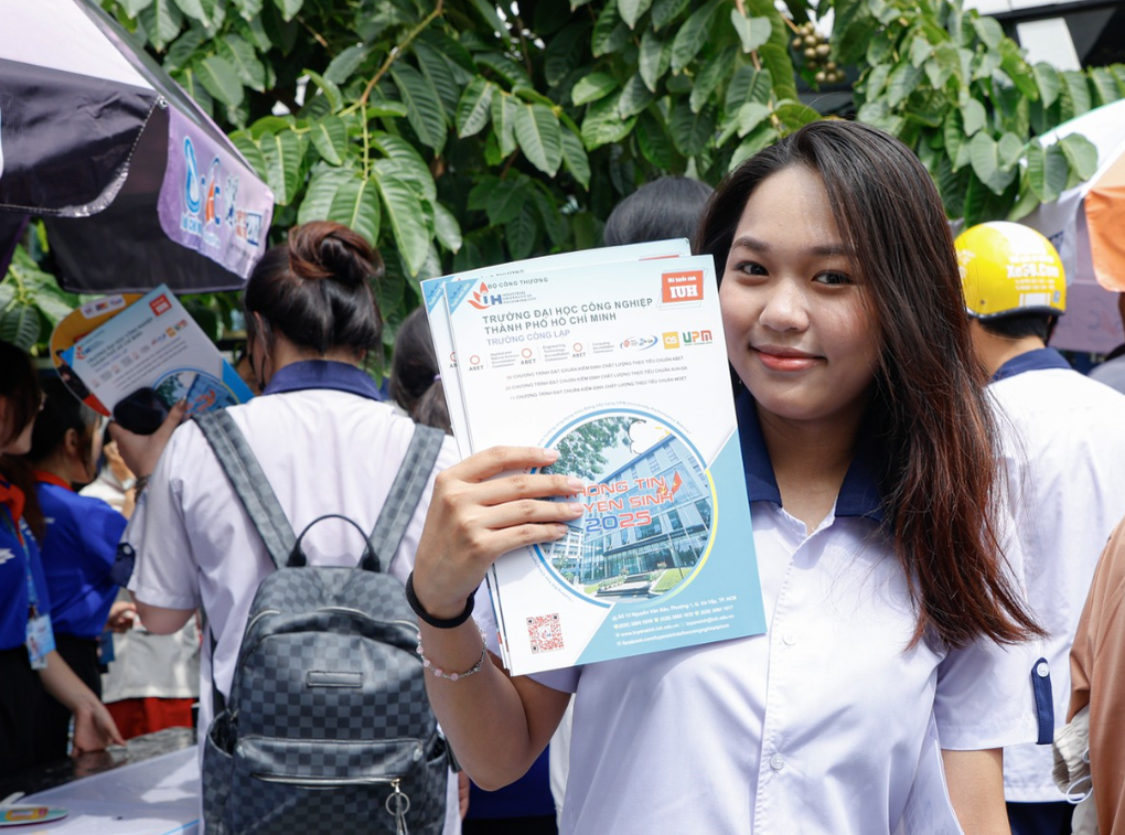 Sau lọc ảo lần 2, điểm chuẩn Đại học Công nghiệp TPHCM đến 29 điểm - 1