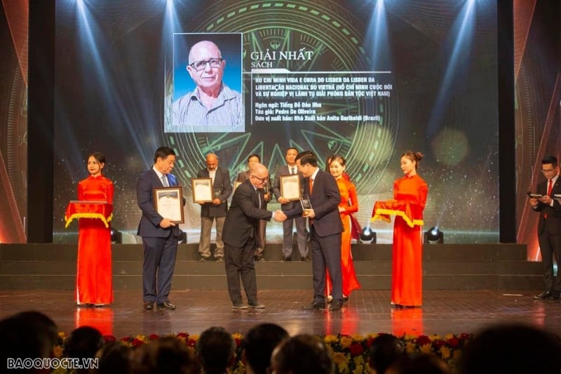 Ông Pedro De Oliveira nhận giải Nhất loại hình Sách, ngôn ngữ tiếng Bồ Đào Nha, Giải thưởng toàn quốc về thông tin đối ngoại lần thứ VIII. (Ảnh: baoquocte.vn)