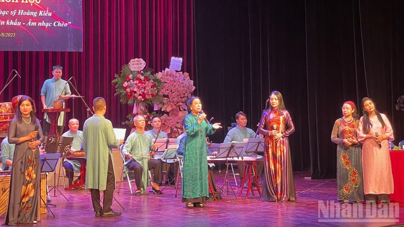 ศิลปินขับร้องเพลง “โตโว” ในบทละครเรื่อง “ซูยวัน” ของศิลปินประชาชนหว่างเกี่ยว