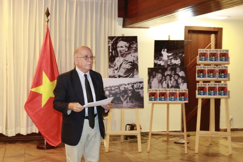 Ông Pedro de Oliveira chia sẻ những câu truyện về cuộc đời, sự nghiệp của Chủ tịch Hồ Chí Minh tại Đại sứ quán Việt Nam tại Brazil nhân Lễ kỷ niệm 133 năm ngày sinh của Chủ tịch Hồ Chí Minh (19/5/1890-19/5/2023). (Ảnh: Đại sứ quán Việt Nam tại Brazil)