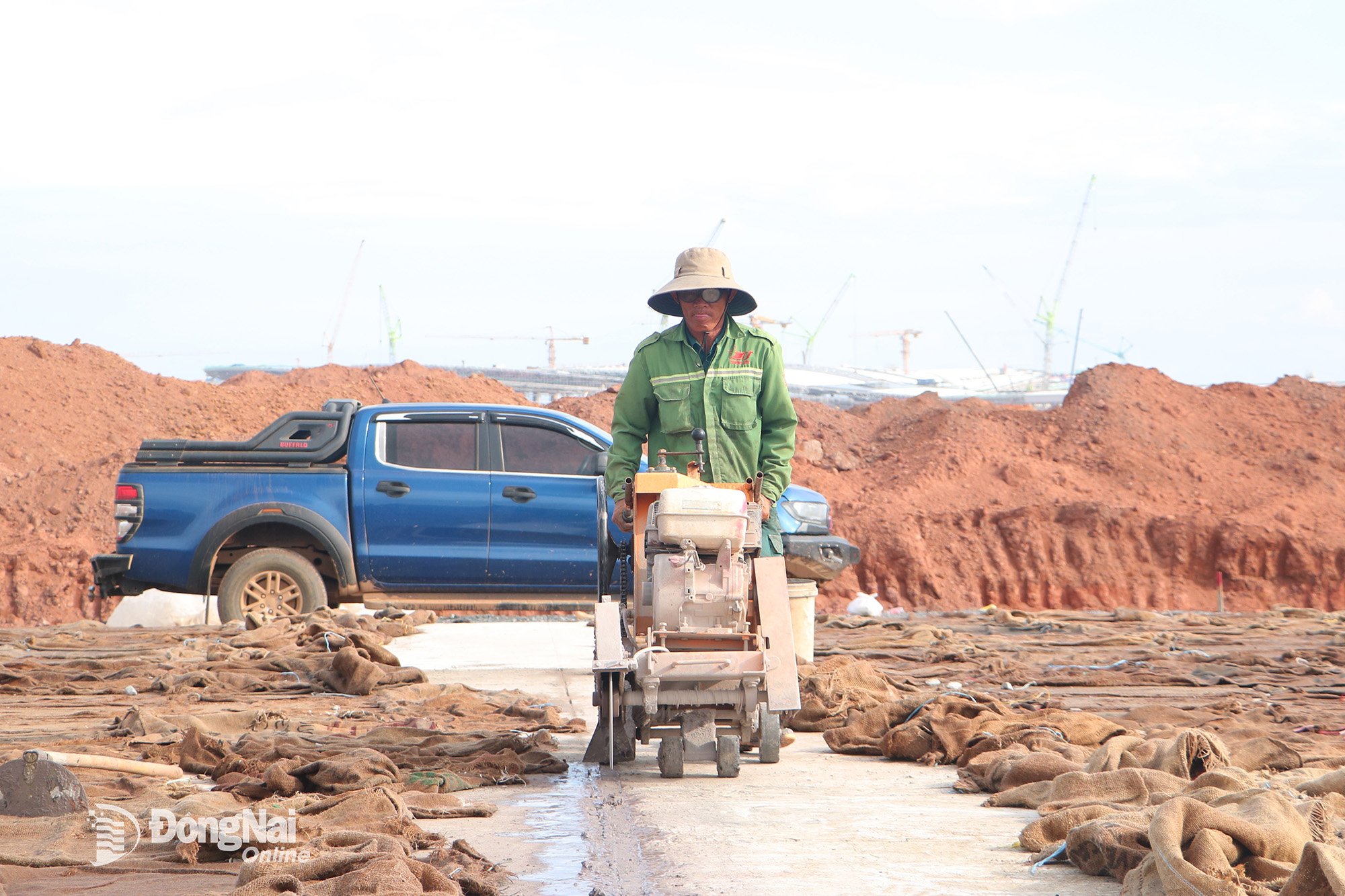 កម្មករ​សាងសង់​ផ្លូវ​រត់​ទី​២ នៃ​ព្រលាន​យន្តហោះ Long Thanh ដំណាក់​កាល​ទី១។