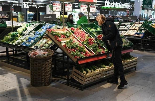 Người dân mua sắm tại siêu thị ở Frankfurt, Đức. (Ảnh: THX/TTXVN)