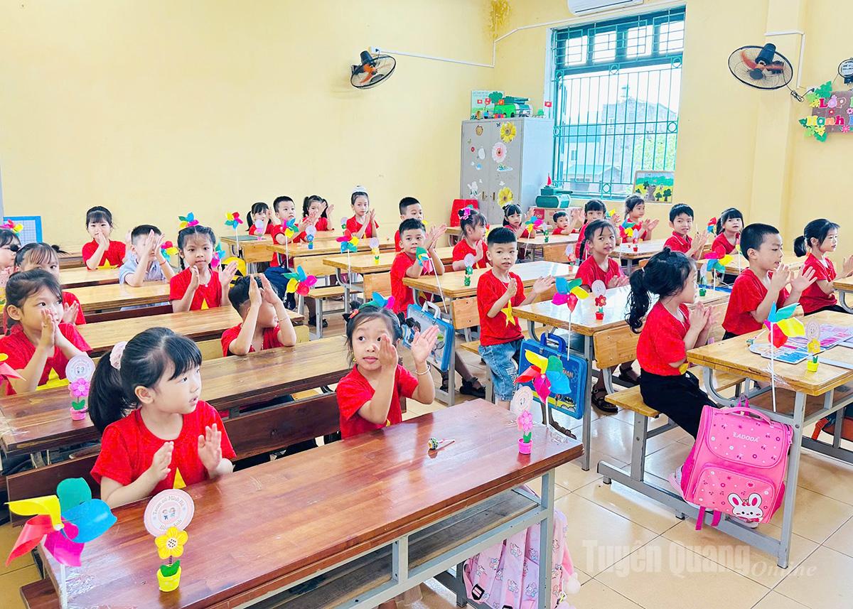 Học sinh lớp 1, Trường Tiểu học Trường Thành, phường Minh Xuân trong ngày đầu đến lớp.