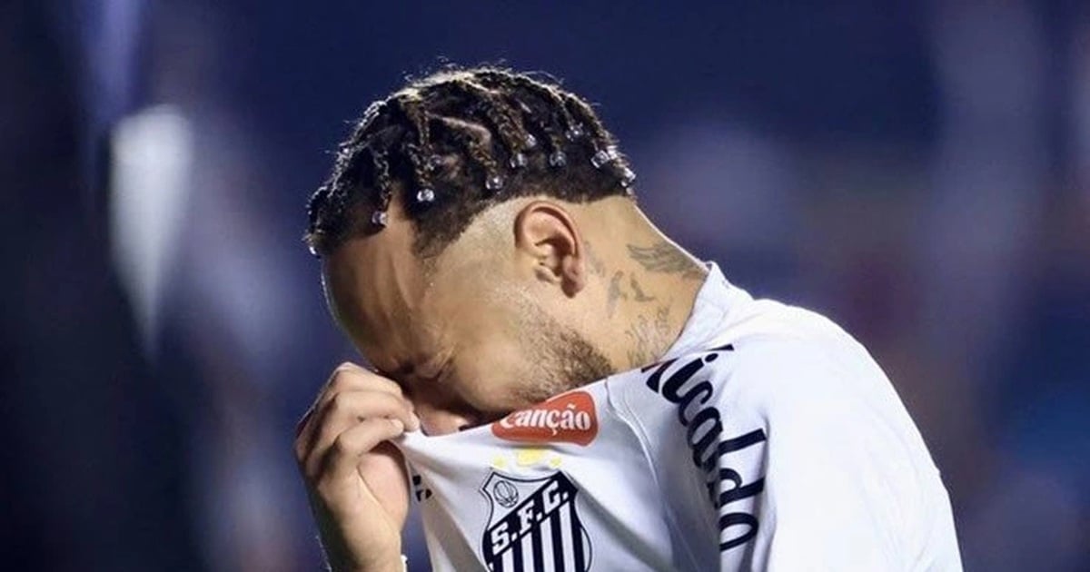 Thua đậm nhất sự nghiệp, Neymar khóc nức nở ngay trên sân