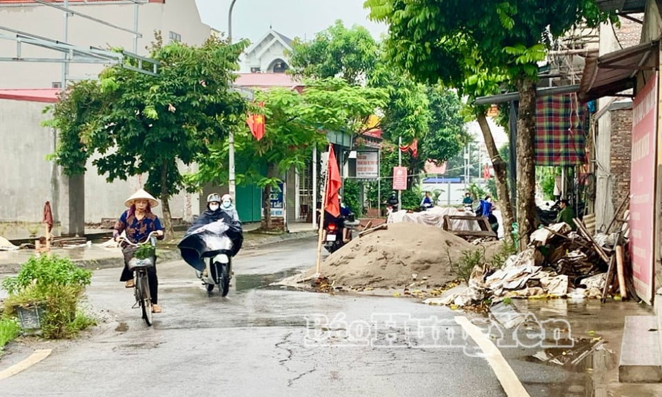 Ngăn chặn hành vi đổ vật liệu xây dựng lấn chiếm lòng đường ở xã Việt Tiến