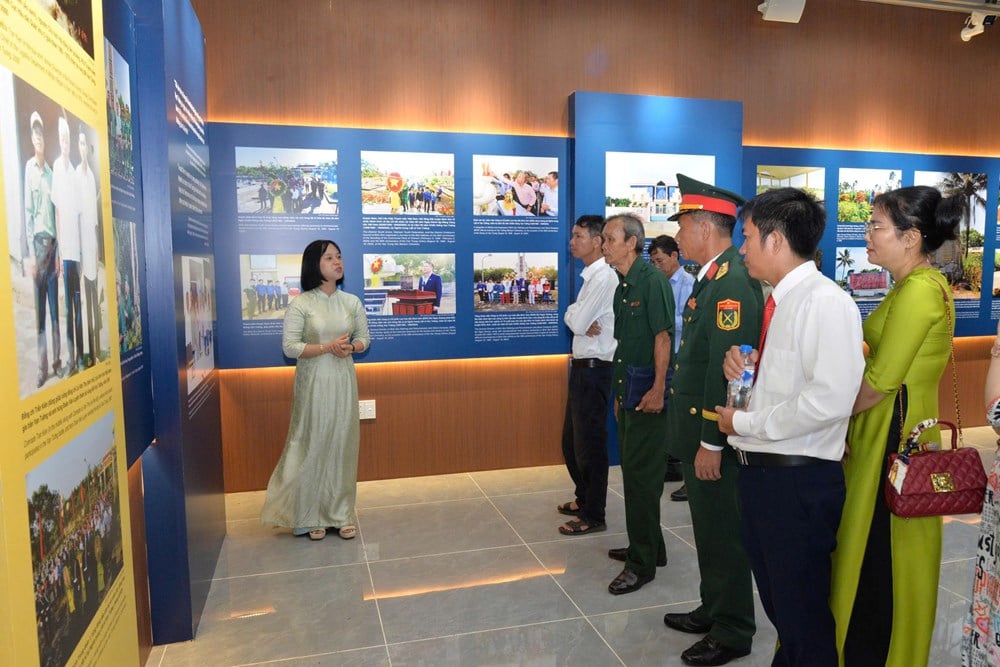 Ceremony to hang a plaque on the project to celebrate the 60th anniversary of the Van Tuong Victory - photo 2