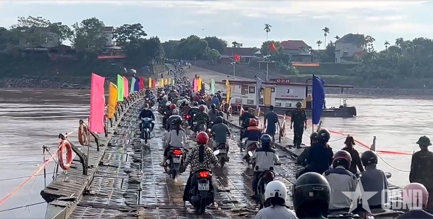 Sau khi đảm bảo các điều kiện an toàn, cầu phao đã được vận hành để phục vụ nhân dân.  