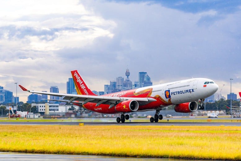 Nhận quà từ Vietjet khi mặc áo cờ đỏ sao vàng lên máy bay- Ảnh 2.