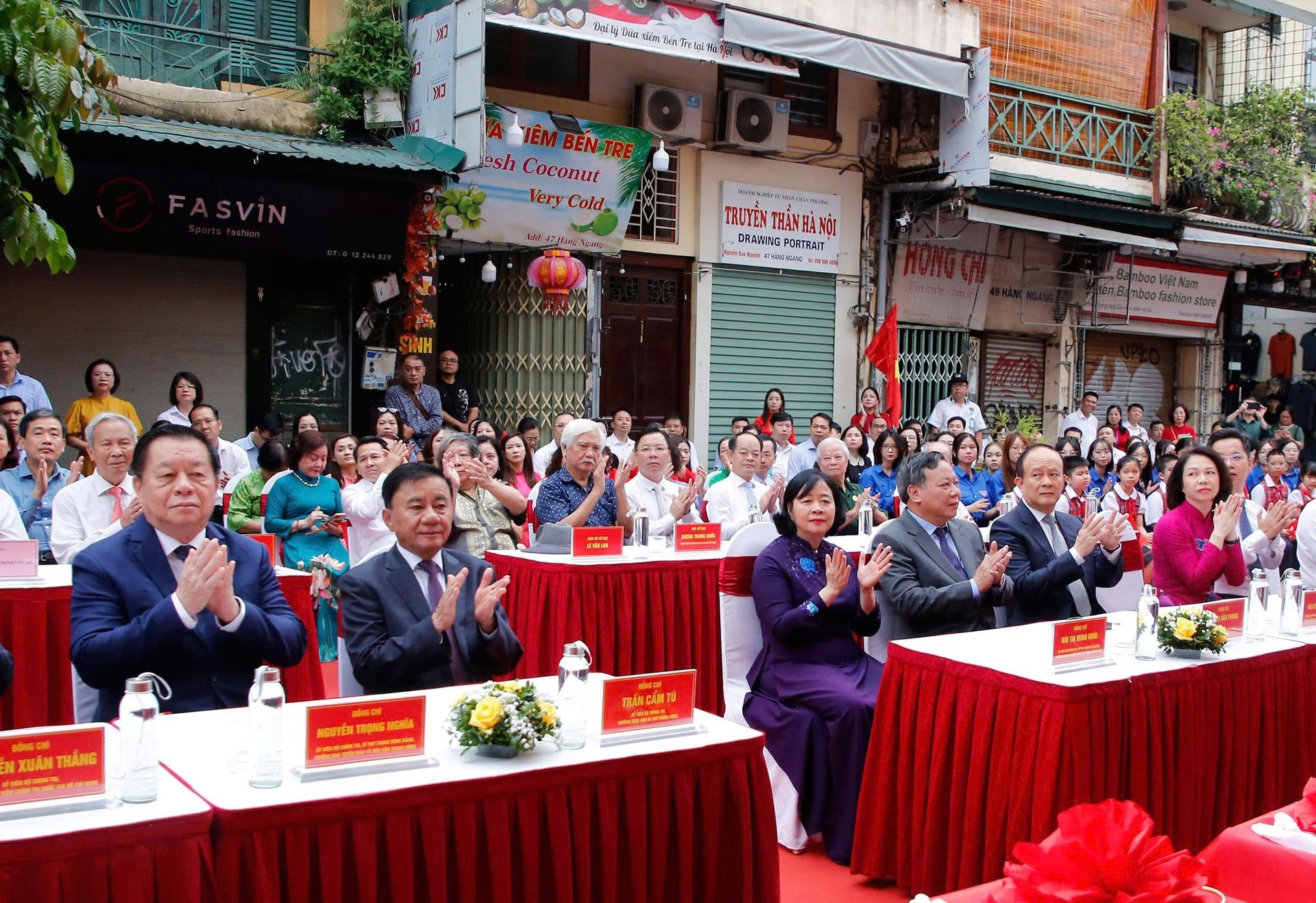 Hà Nội gắn biển công trình và trưng bày triển lãm tại di tích lịch sử 48 Hàng Ngang - Ảnh 1.