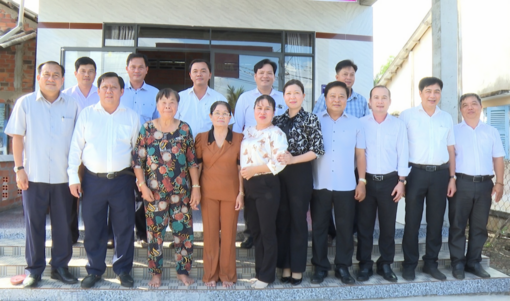 Phó Chủ tịch UBND tỉnh Huỳnh Văn Sơn trao tặng nhà tại xã Thuận Mỹ