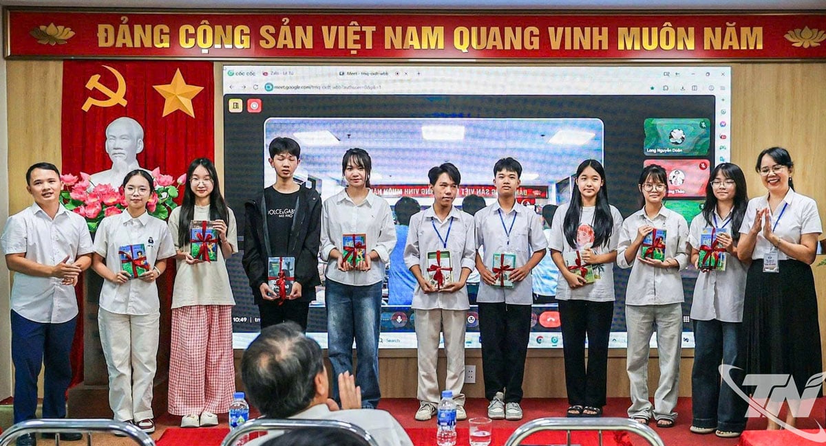 Herausragende Schüler des Kreativcamps erhielten wertvolle Geschenke von der Zeitung Thai Nguyen, Radio und Fernsehen. Foto: Viet Hung