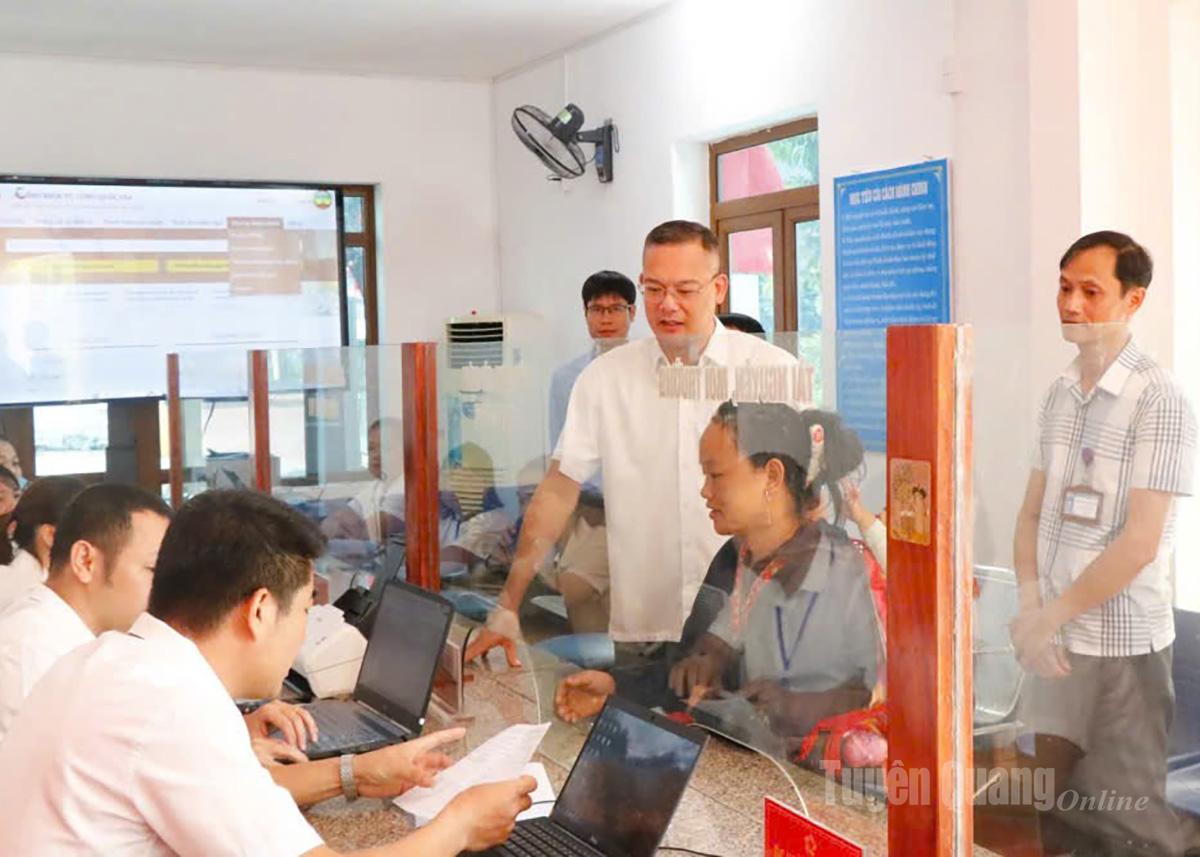 Lãnh đạo xã Quang Bình kiểm tra hoạt động tiếp dân của cán bộ Trung tâm Phục vụ hành chính công.