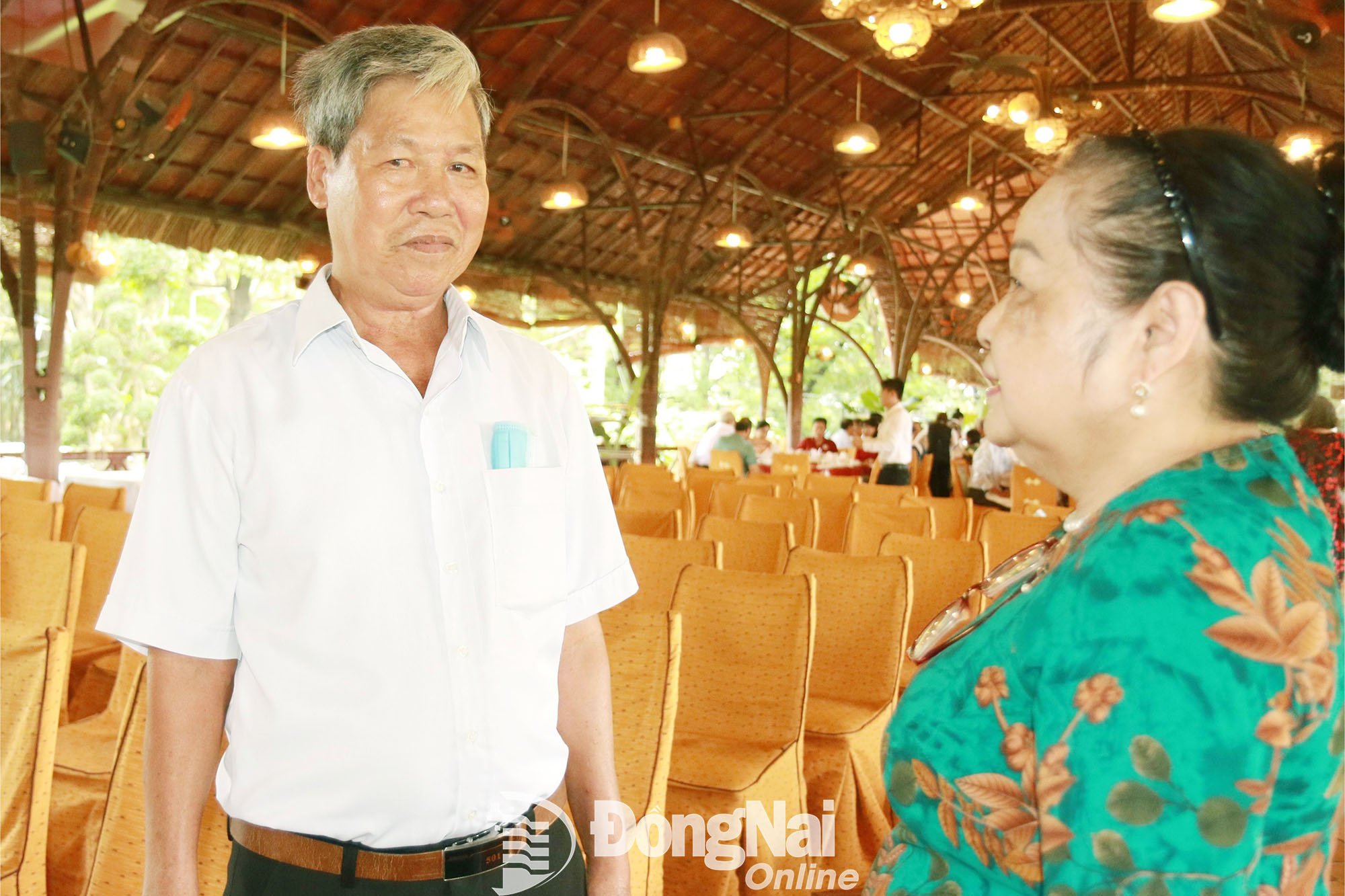 លោក ស៊ីផាតសាង (ក្រុមជនជាតិភាគតិច Hoa ឃុំ Bau Ham) បានពិភាក្សាជាមួយកសិករក្នុងស្រុកអំពីបទពិសោធន៍របស់គាត់ក្នុងការធ្វើស្រែលើថ្មនៅក្នុងសន្និសីទដែលរៀបចំដោយសមាគមមនុស្សចាស់ខេត្ត។