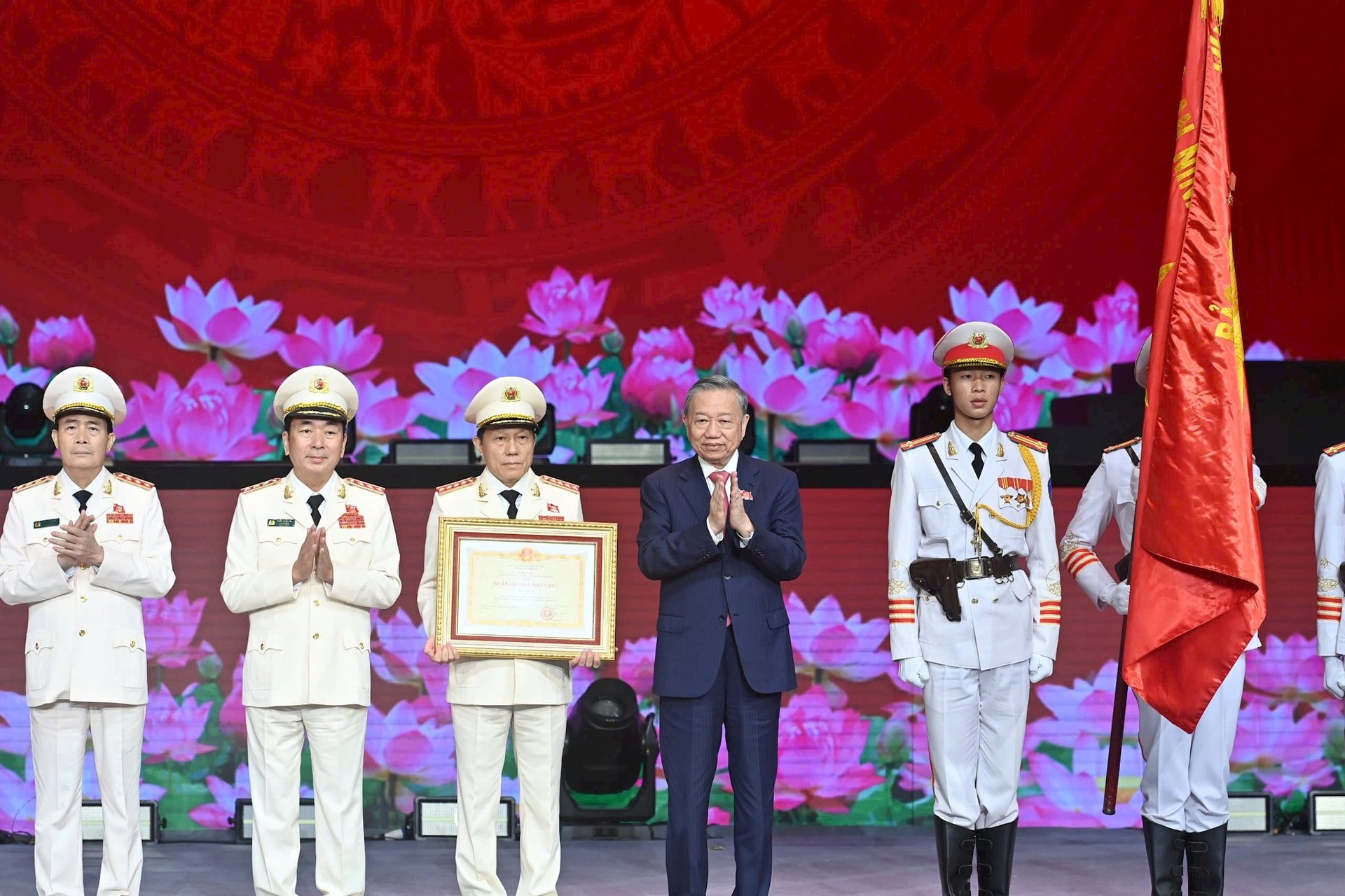 tong-bi-thu-to-lam-trao-huan-chuong-sao-vang-lan-thu-5-tang-luc-luong-cong-an-nhan-dan.-anh-nhat-nam.jpg