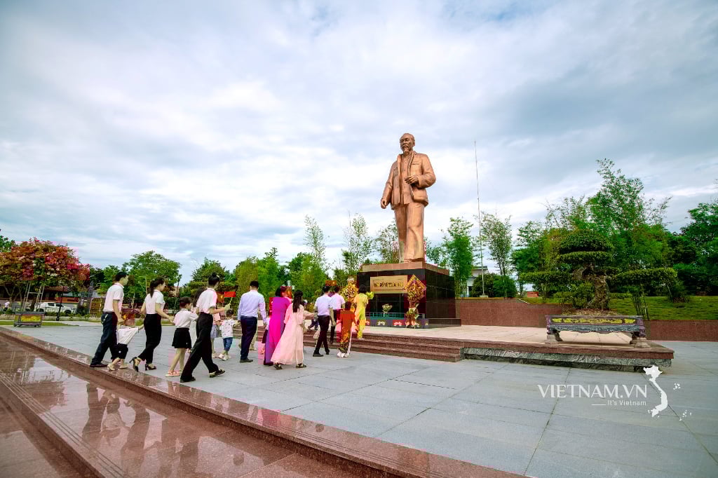 Tượng đài "Bác Hồ về thăm quê" tại sân vận động Làng Sen