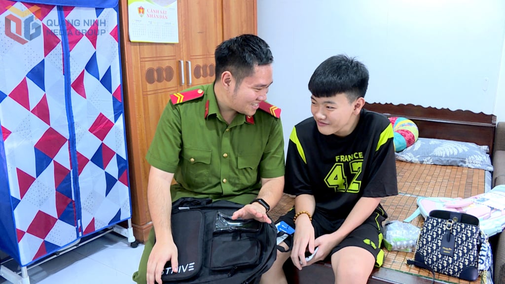 Nguyen Van Minh teilt seine Studien mit seinem Sponsor, einem Soldaten im Internierungslager der Provinzpolizei.