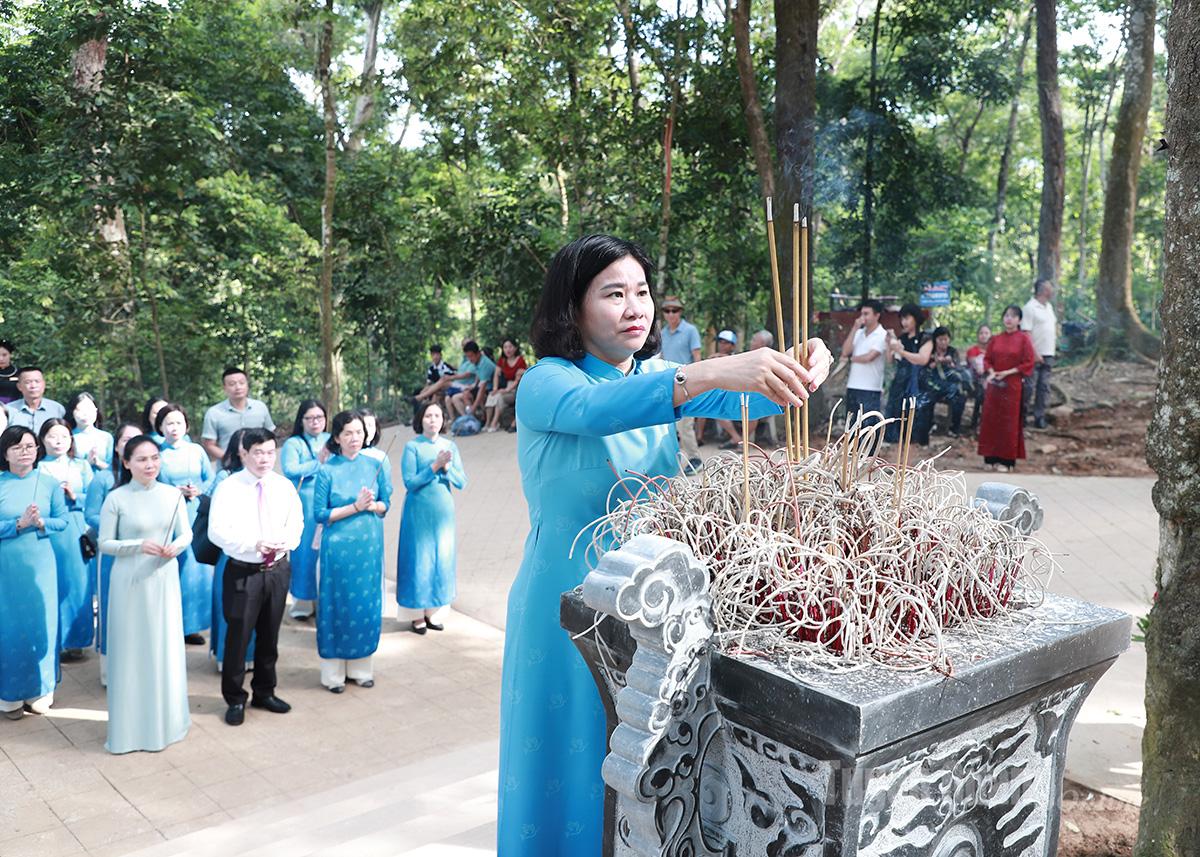 Phó Chủ tịch Ủy ban Trung ương MTTQ Việt Nam, Chủ tịch Hội LHPN Việt Nam Nguyễn Thị Tuyến dâng hương tại lán Nà Nưa.