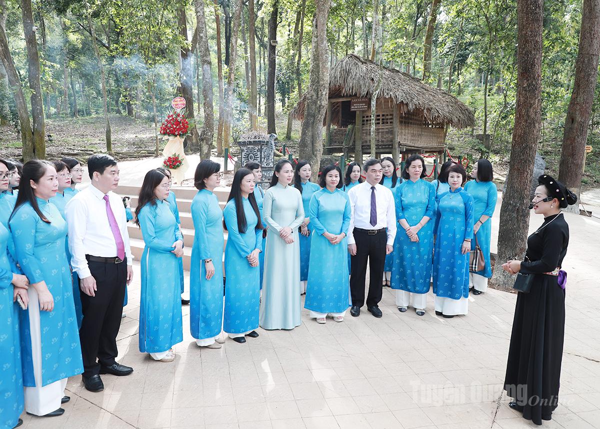 Phó Chủ tịch Ủy ban Trung ương MTTQ Việt Nam, Chủ tịch Hội LHPN Việt Nam Nguyễn Thị Tuyến, và Phó Bí thư Tỉnh ủy, Ủy viên Trung ương MTTQ Việt Nam, Chủ tịch Ủy ban MTTQ Việt Nam tỉnh Ma Thế Hồng cùng đoàn công tác nghe giới thiệu lịch sử lán Nà Nưa.