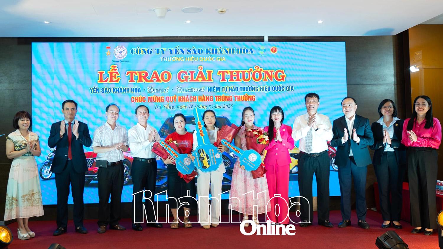 Trao giải thưởng cho các khách hàng may mắn.