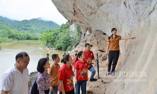 Các thành viên đoàn công tác của Phòng Quản lý Công viên địa chất Lạng Sơn (Trung tâm Xúc tiến Đầu tư, Thương mại và Du lịch) khảo sát văn bia bài thơ của Đốc trấn Ngô Thì Sỹ khắc trên vách đá tại xã Khánh Khê