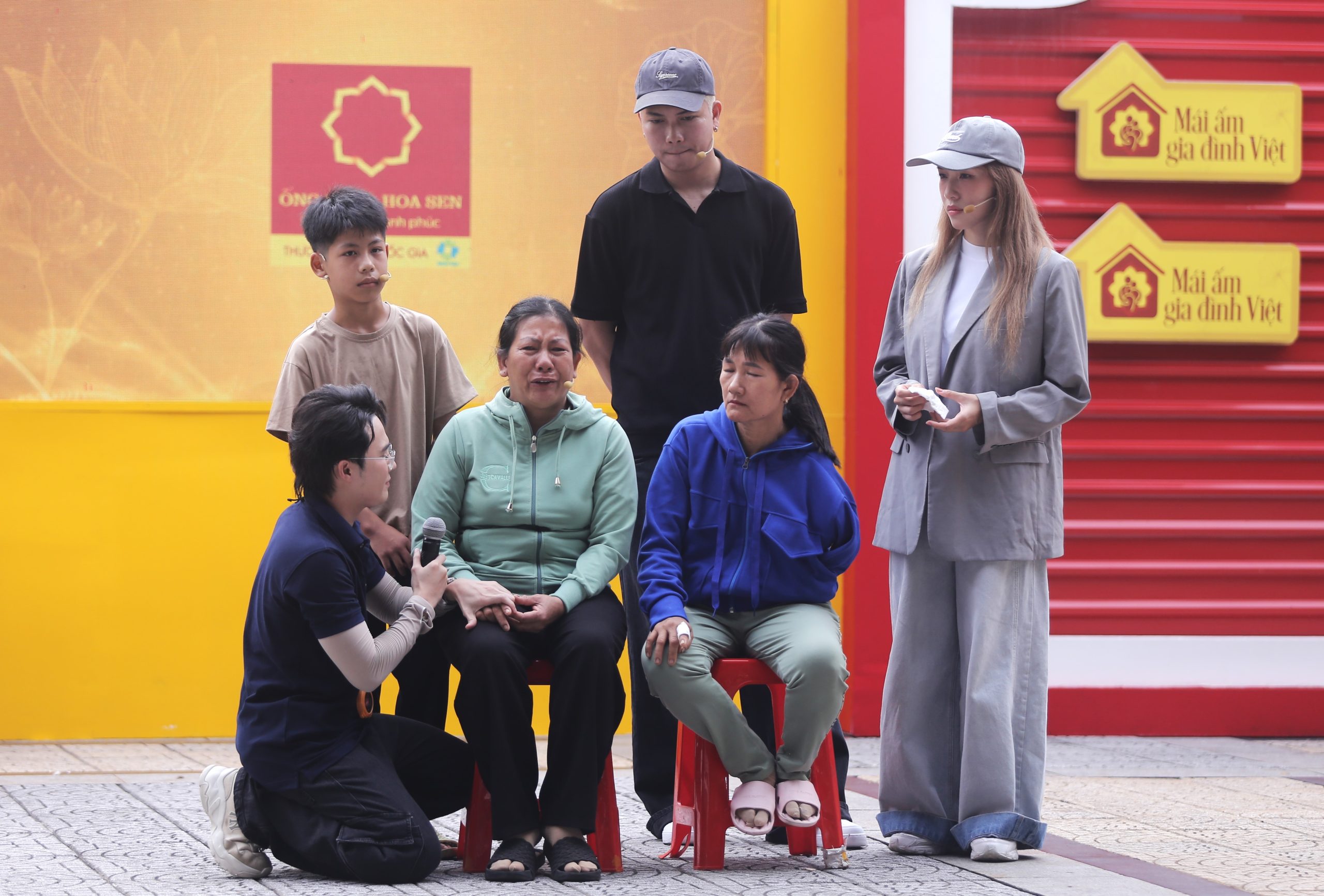 Unable to hold back her emotions, Ms. Hoa choked up with tears as she told about her journey as a single mother with visual impairment, fearing that her son would lack both material and emotional support.