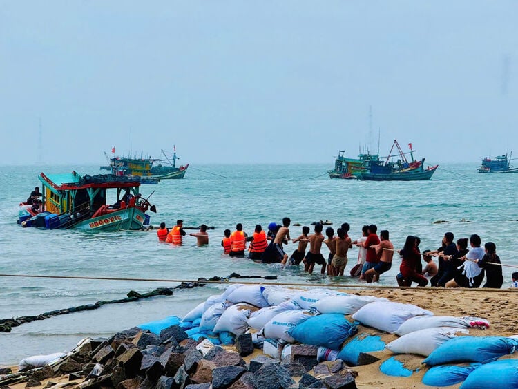 Cứu tàu bị sóng đánh trôi dạt trên biển