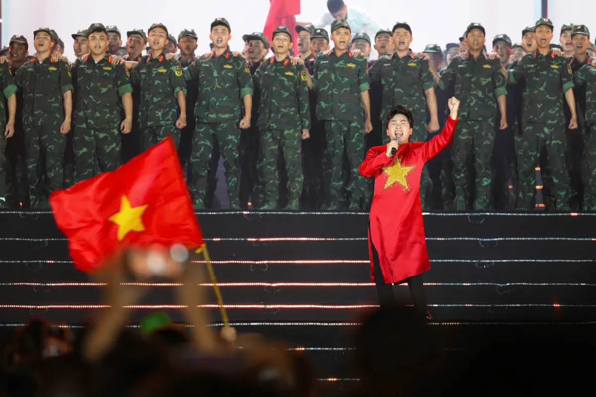 Ca sĩ Tùng Dương với màn trình diễn mang đến những cảm xúc thăng hoa.
