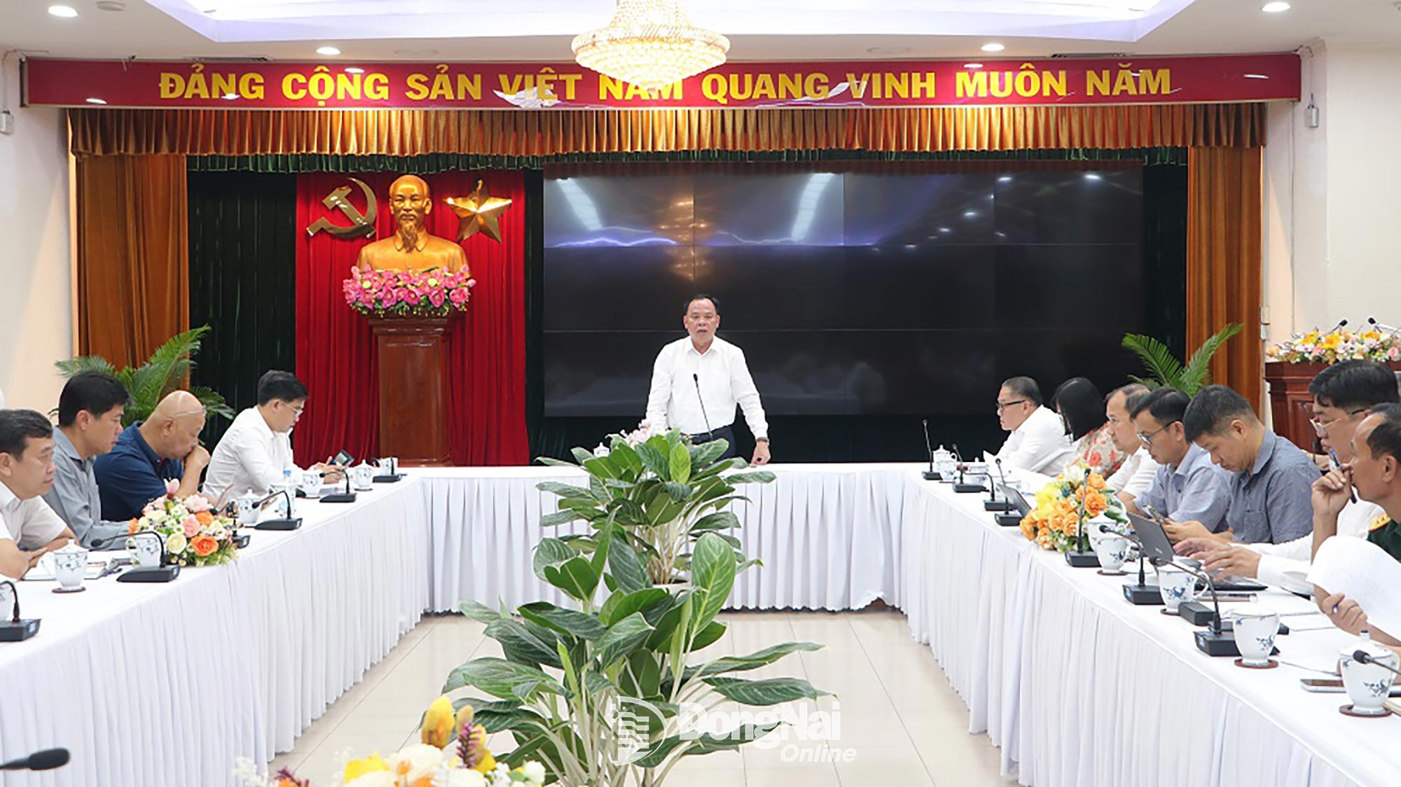 Genosse Vo Tan Duc, stellvertretender Sekretär des Provinzparteikomitees und Vorsitzender des Volkskomitees der Provinz Dong Nai, hielt auf der Sitzung eine Abschlussrede. Foto: Pham Tung