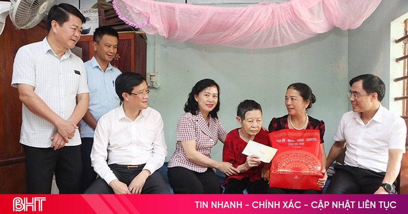 Trao 444 suất quà tri ân người có công với cách mạng