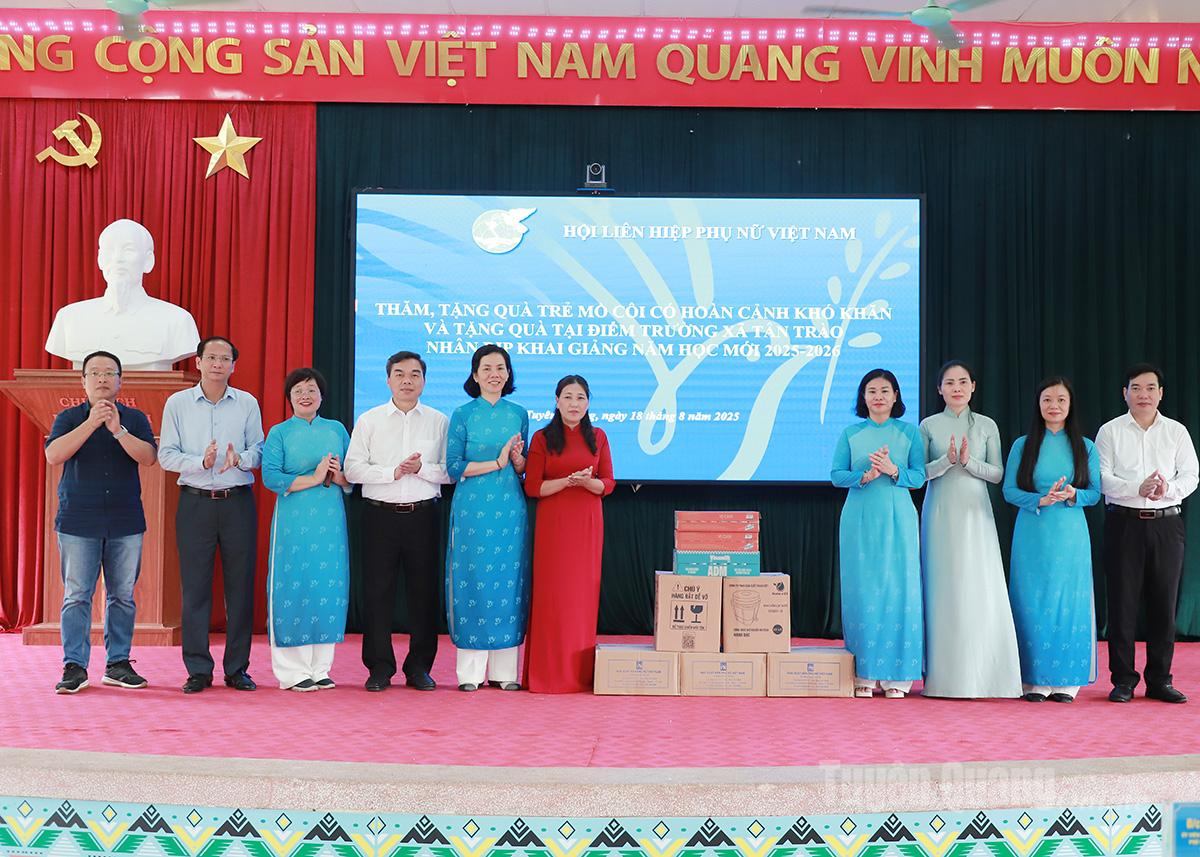  Phó Chủ tịch Ủy ban Trung ương MTTQ Việt Nam, Chủ tịch Hội LHPN Việt Nam Nguyễn Thị Tuyến, và Phó Bí thư Tỉnh ủy, Ủy viên Trung ương MTTQ Việt Nam, Chủ tịch Ủy ban MTTQ Việt Nam tỉnh Ma Thế Hồng cùng đoàn công tác tặng quà cho điểm trường xã Tân Trào.
