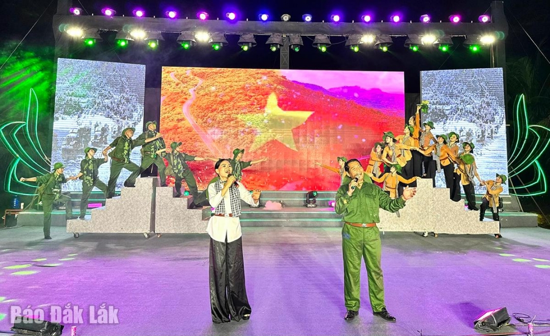 Le chanteur Thanh Hue et le chanteur Quoc Dung interprètent la chanson Truong Son Dong Truong Son Tay.