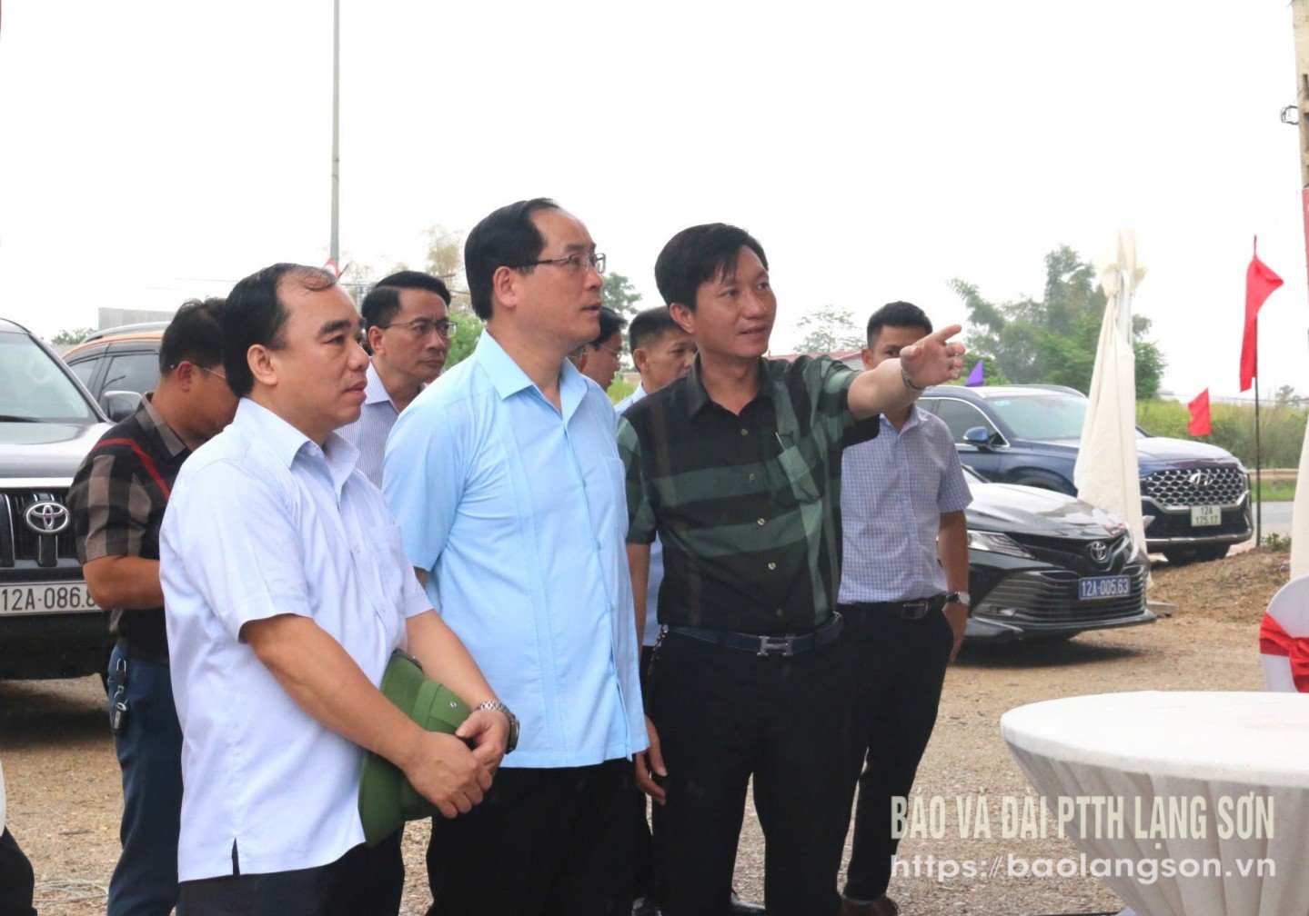 Đồng chí Dương Xuân Huyên, Ủy viên Ban Thường vụ Tỉnh ủy, Phó Chủ tịch Thường trực UBND tỉnh kiểm tra công tác chuẩn bị cho lễ khởi công