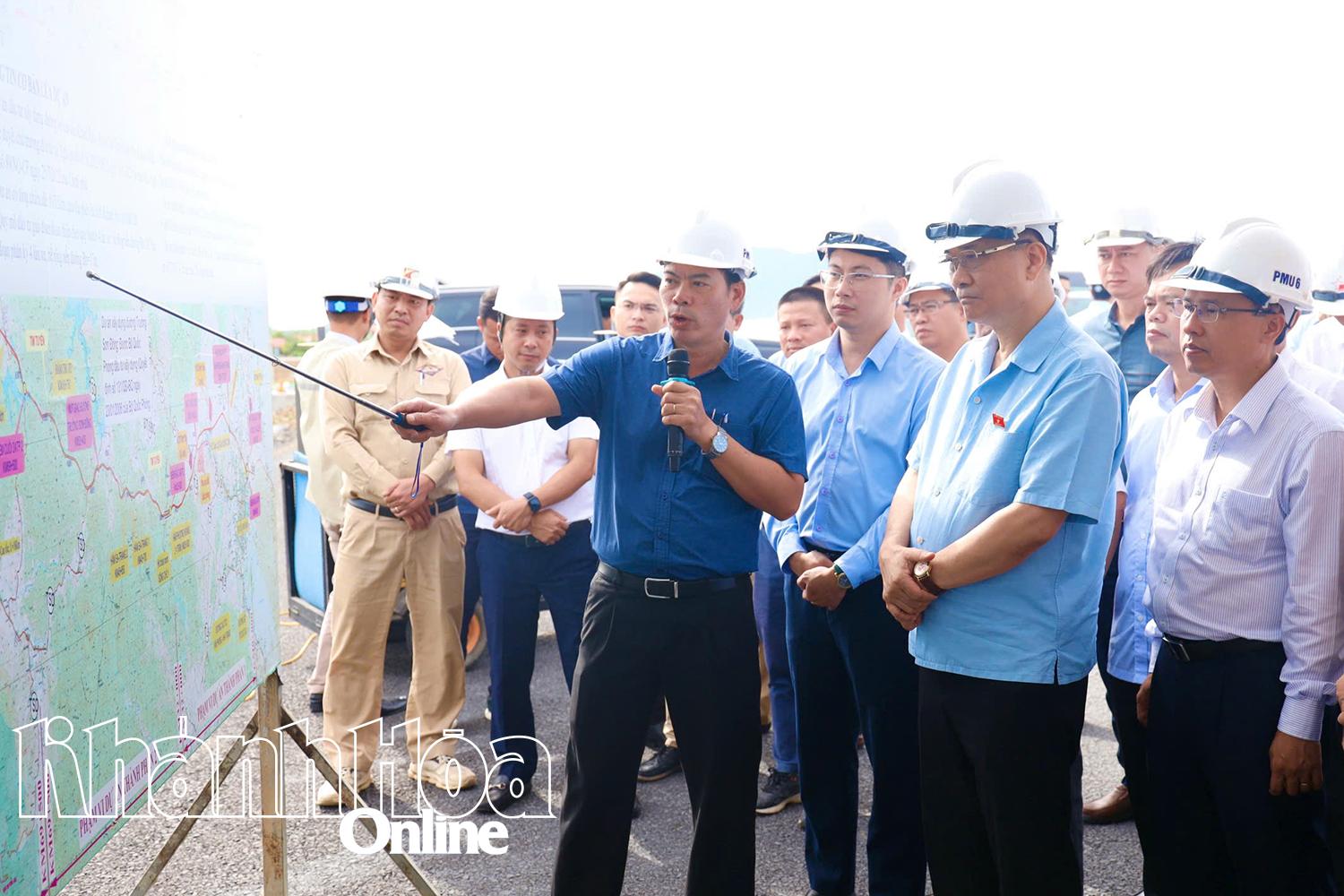 Đồng chí Vũ Hồng Thanh nghe chủ đầu tư báo cáo tiến độ Dự án Đường bộ cao tốc Khánh Hòa - Buôn Ma Thuột
