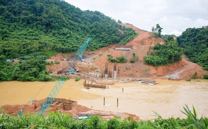  Bất chấp mưa lũ và đường công vụ hiểm trở, thời gian qua lực lượng thi công vẫn nỗ lực đưa các hạng mục về đích đúng tiến độ.