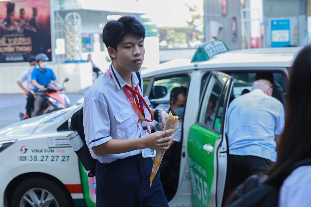 Lý do hàng loạt trường ở TPHCM lùi giờ vào học - 2