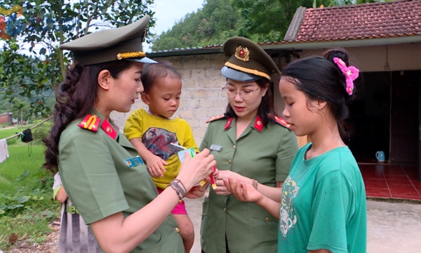 Cha, mẹ "Công an đỡ đầu" - Nâng cánh những ước mơ