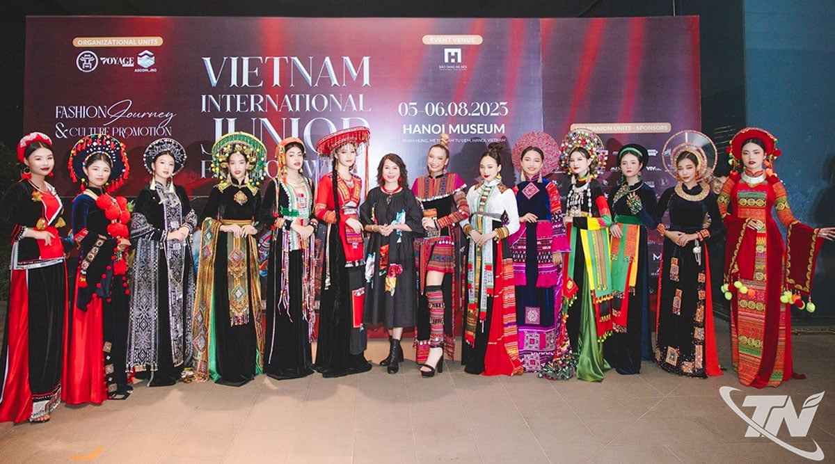 ดีไซเนอร์ Han Phuong และนางแบบนำเสนอคอลเลคชั่น 