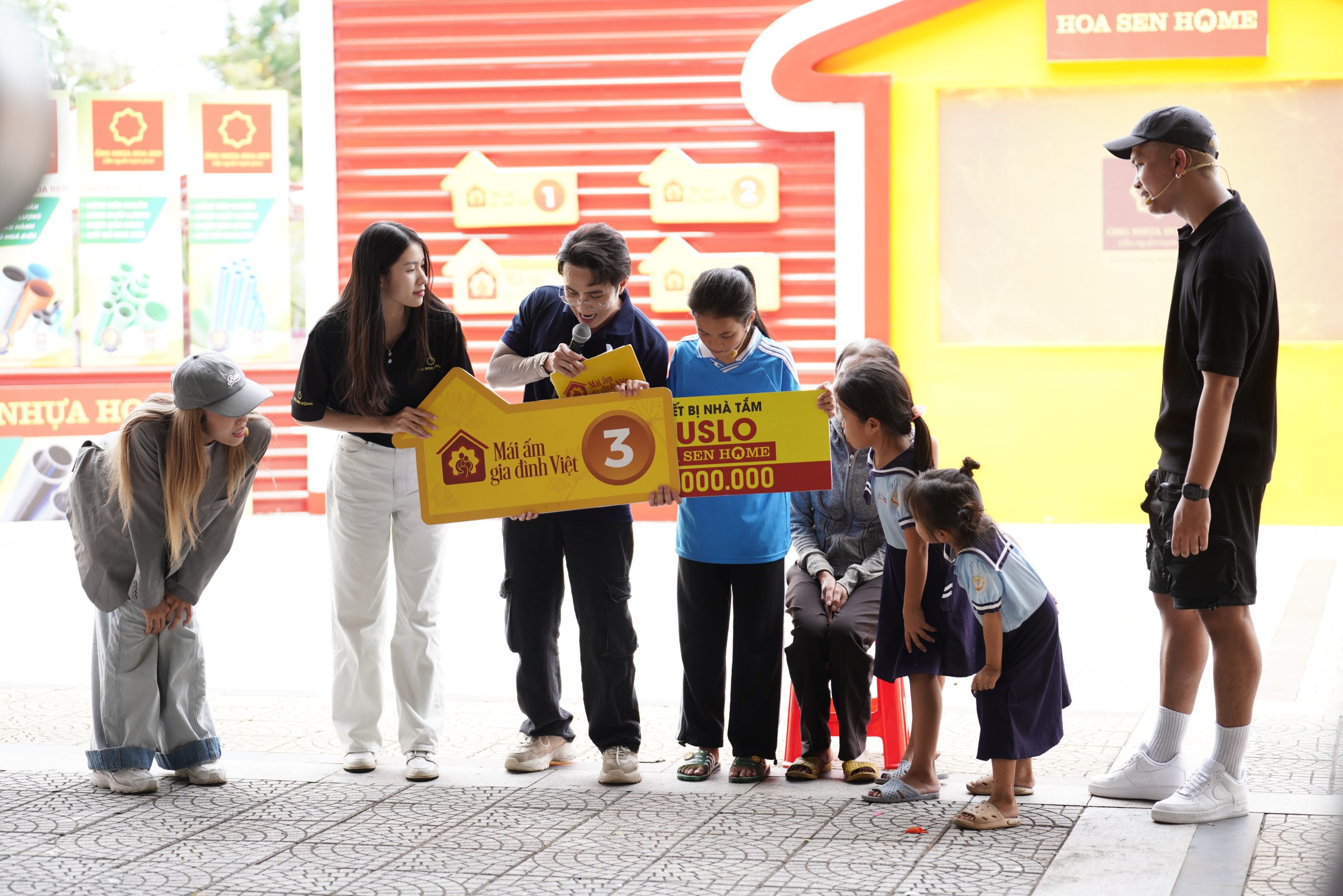 Tran Thi Thuy Tien's family returned home.