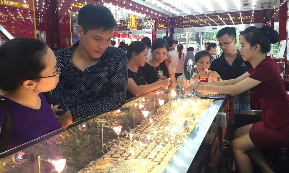 A principios de semana, el precio del oro se recuperó hasta un nivel récord de casi 125 millones de VND/tael - Periódico electrónico Cao Bang