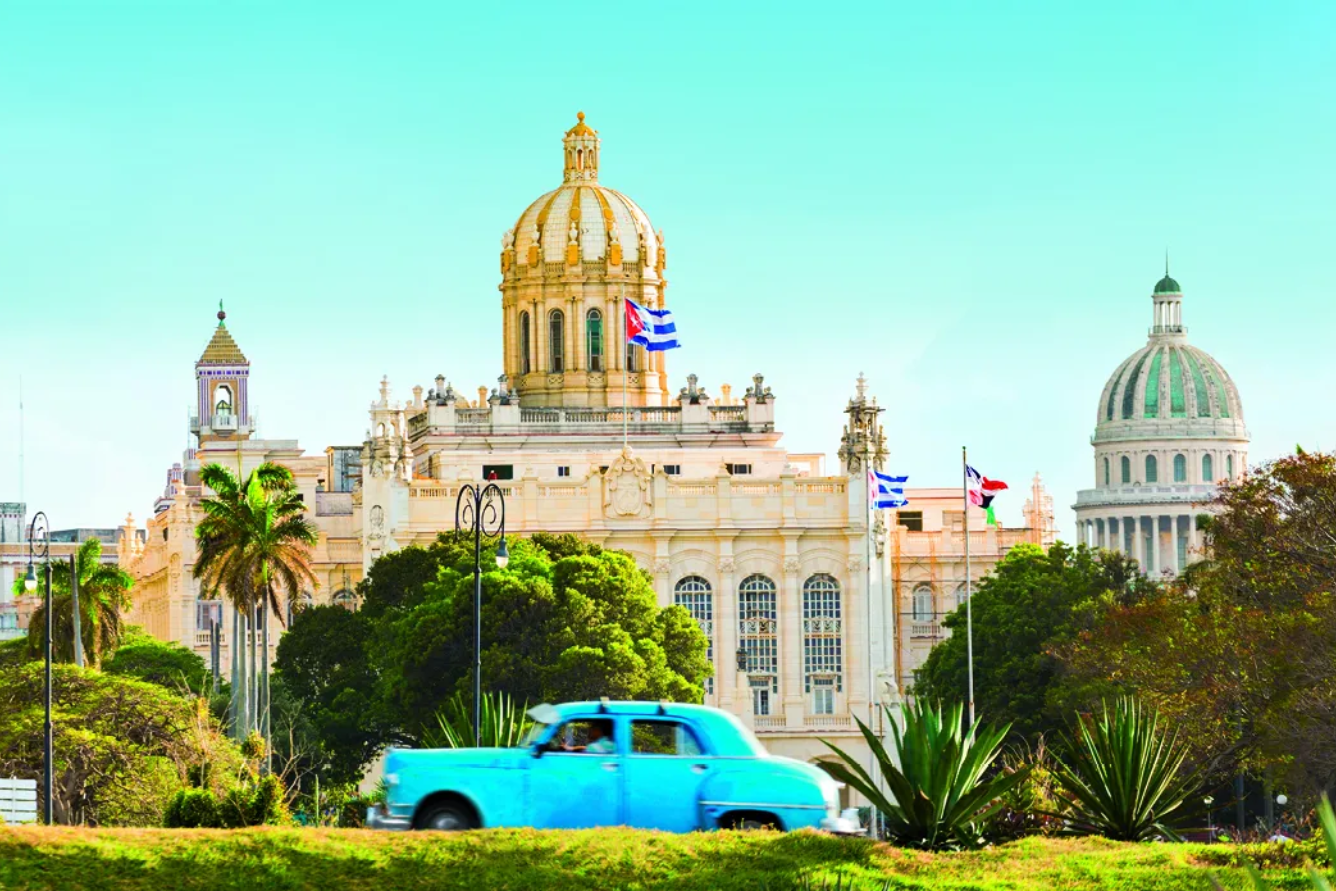 ដើរកាត់ទីក្រុង Havana ចាស់ ហើយកោតសរសើរស្ថាបត្យកម្មបុរាណចម្រុះពណ៌