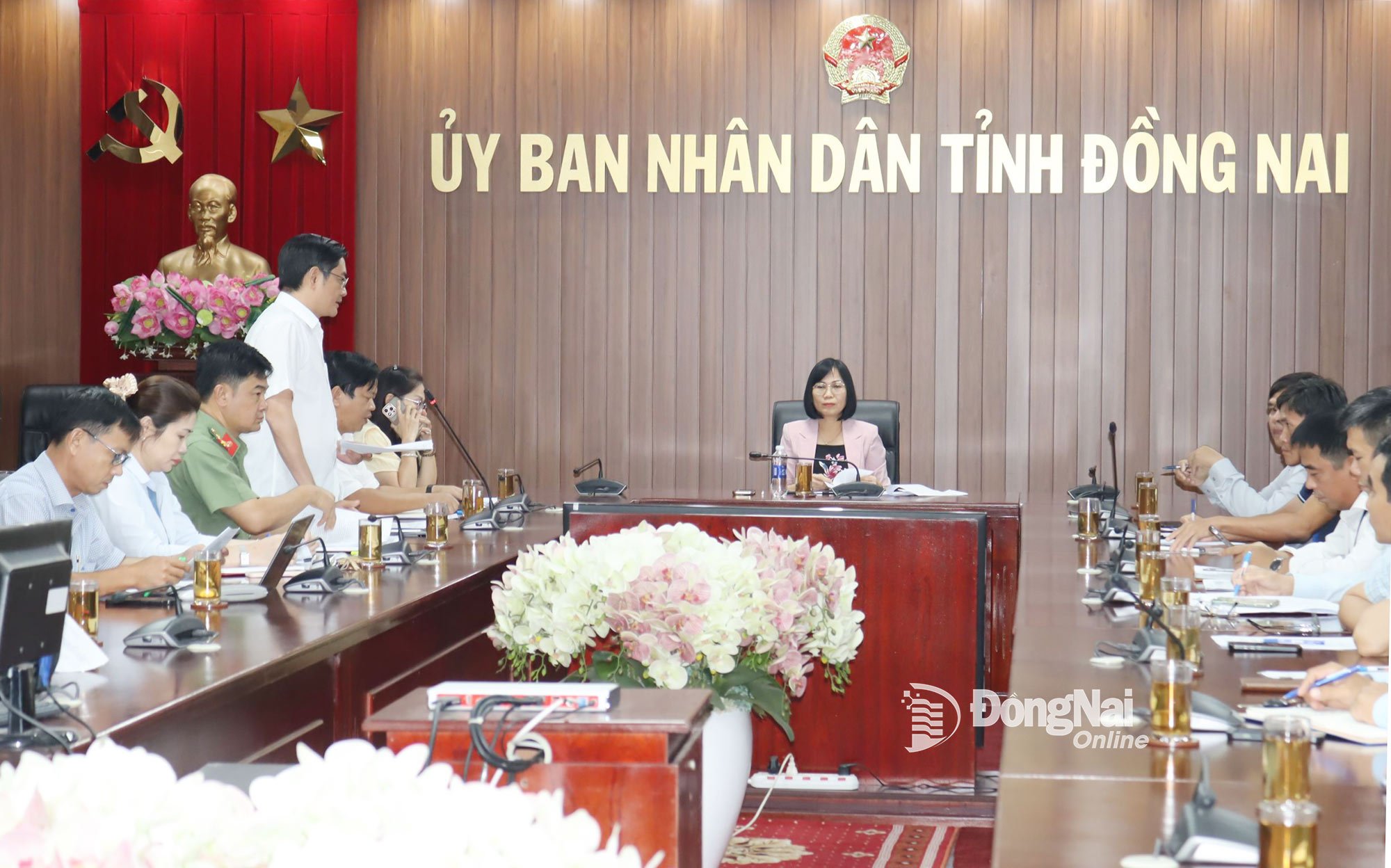 Deputy Director of the Department of Agriculture and Environment of Dong Nai province Tran Trong Toan reported on the progress of legal procedures for stone quarries and the distribution of construction materials for key transport projects in the South. Photo: Hoang Loc
