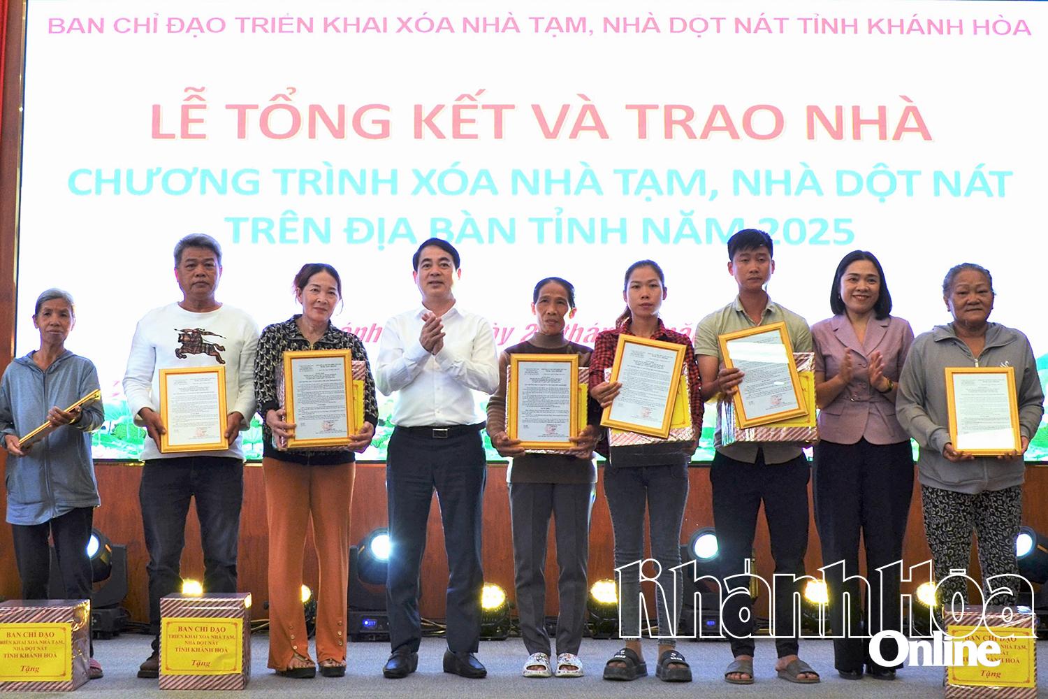 El secretario provincial del Partido, Nghiem Xuan Thanh, y el vicepresidente permanente del Comité Provincial del Frente de la Patria de Vietnam, Tran Thu Mai, entregaron placas simbólicas y regalos a los hogares.