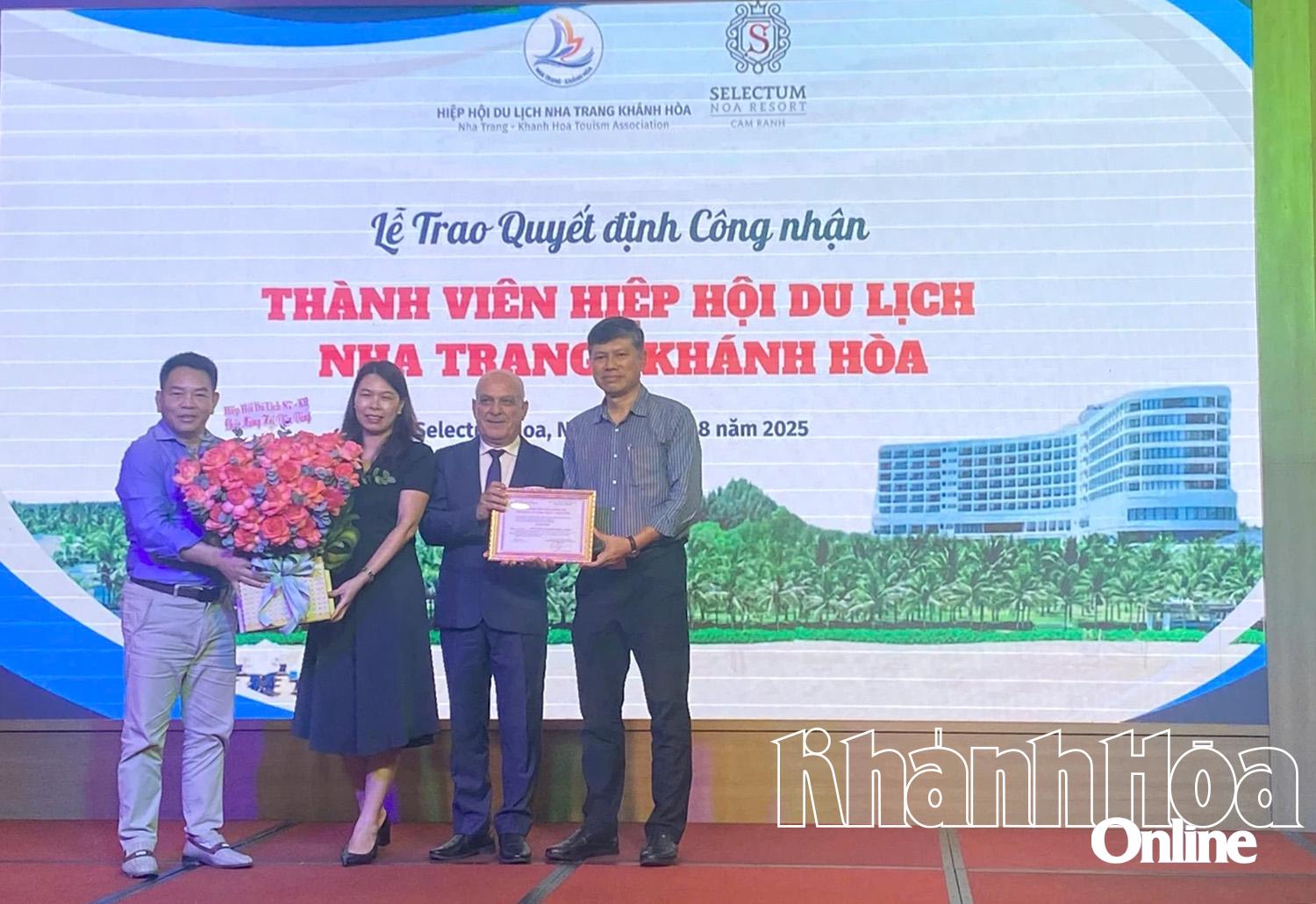 Lãnh đạo Hiệp hội Du lịch Nha Trang - Khánh Hòa trao chứng nhận hội viên cho Selectum Noa Resort Cam Ranh.