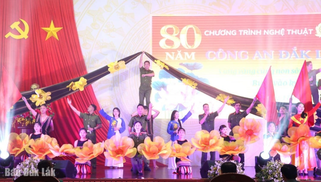Art performance showing Dak Lak Police with the village.