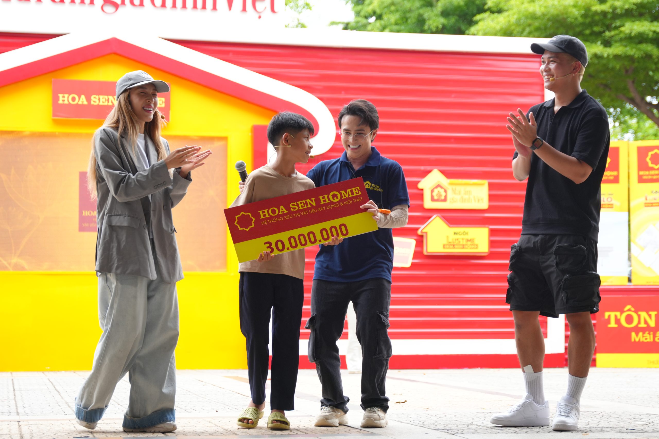 Thi Van Nam's family came in first.