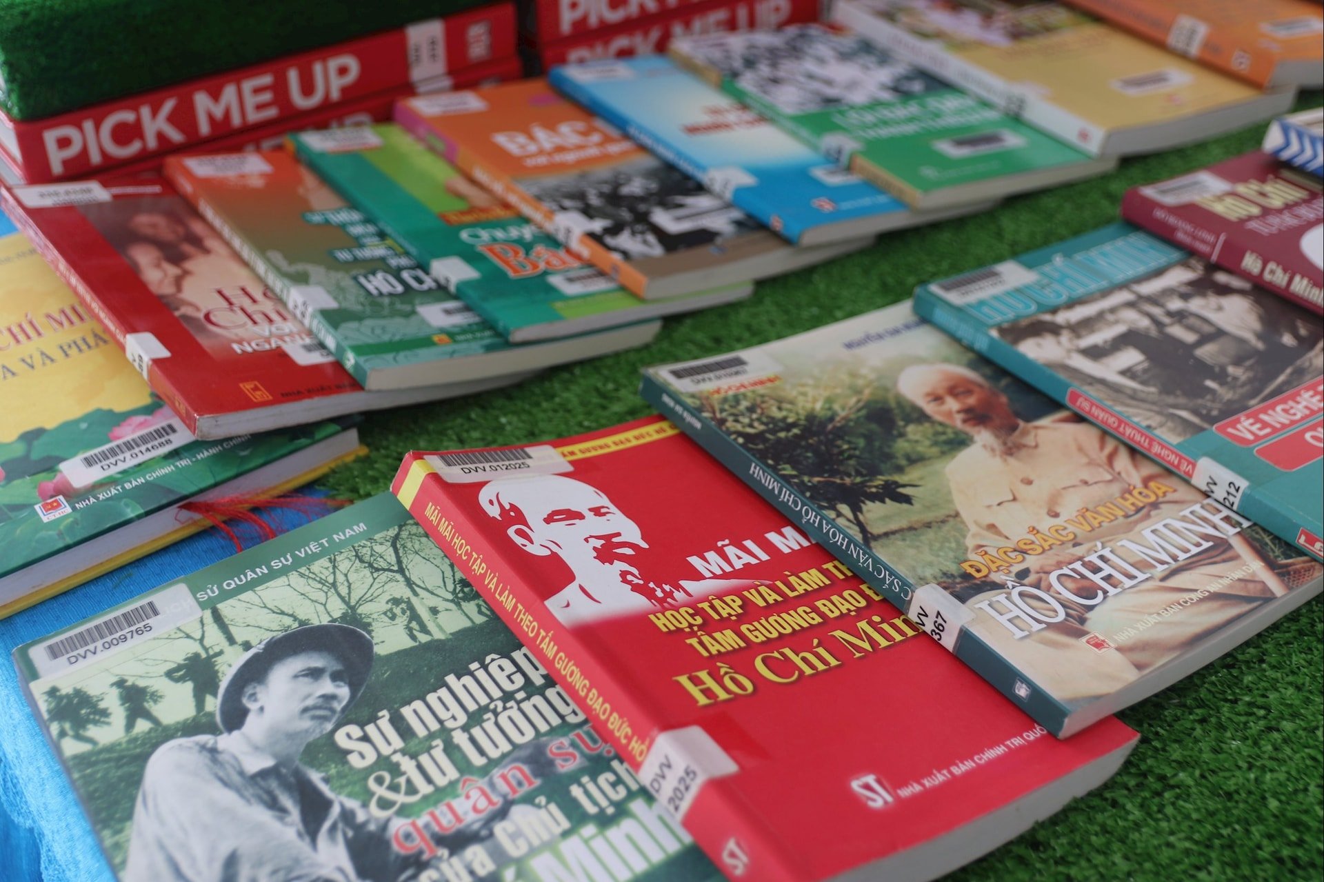 En el espacio expositivo se presentan libros sobre el tío Ho.