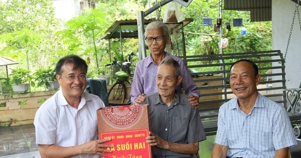 Suối Hai thăm, tặng quà hội viên cựu Công an nhân dân có hoàn cảnh khó khăn